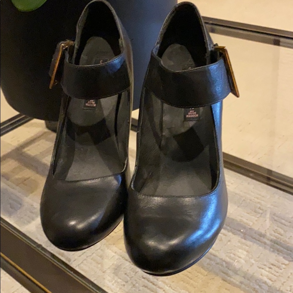 Steve Madden black leather heel w/ gold buckle
